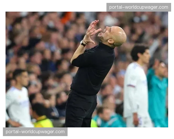 特写镜头：瓜迪奥拉在教练席上焦急踱步的最后一分钟