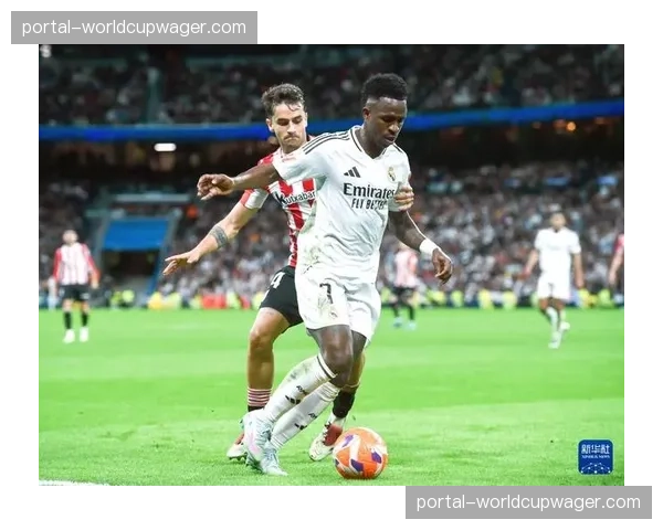 镜头聚焦：维尼修斯突破制造点球后，伯纳乌球场球迷起立鼓掌