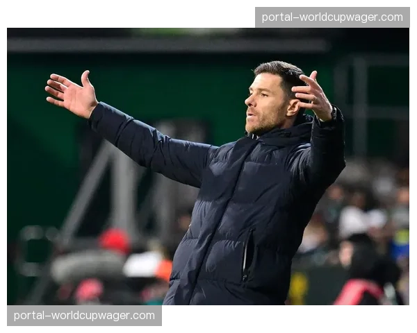 勒沃库森后卫塔接受专访：谈论阿隆索的战术细节与团队纪律