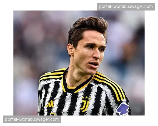 特写:伤停九个月后,尤文边锋基耶萨在替补席上的凝视 特写:伤停九个月后,尤文边锋基耶萨在替补席上的凝视